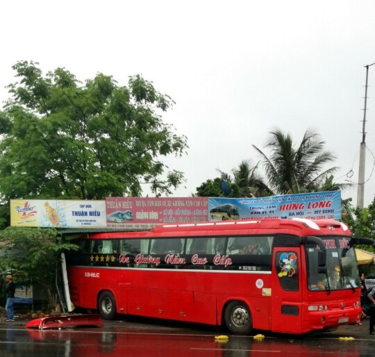 Xe khách chở hơn 30 người lao thẳng vào nhà dân