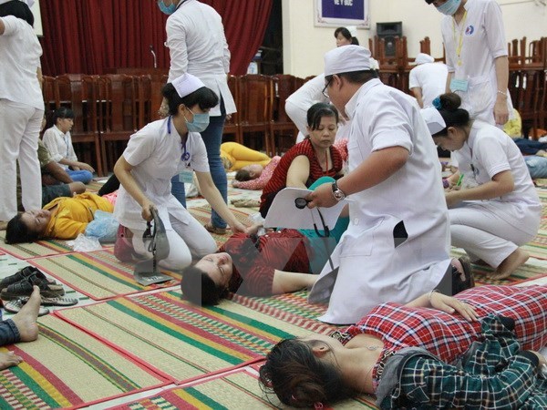 Ngộ độc thức ăn, hơn 300 công nhân nhập viện