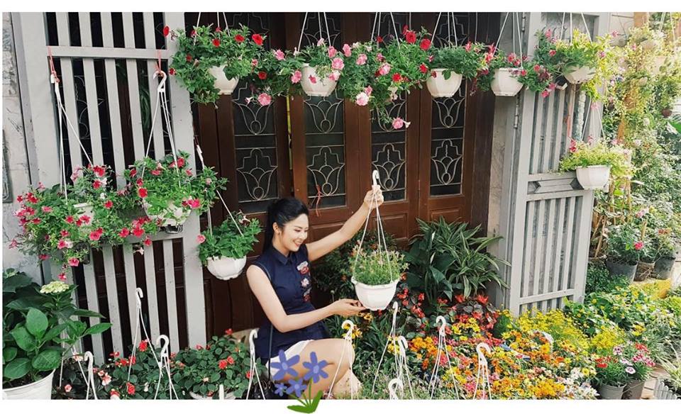 Ngọc Hân thích thú 'Chậu nào cũng đẹp...biết chọn hoa gì đây...'.