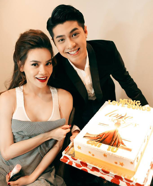 Noo Phước Thịnh tặng bánh kem, mừng thành công đêm nhạc của Hà Hồ.