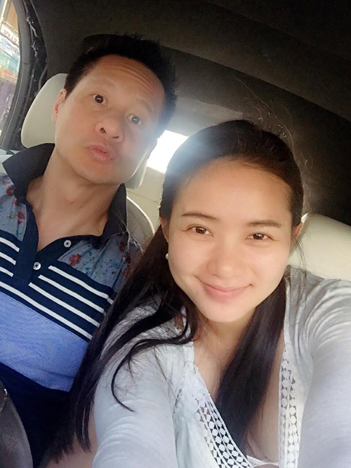 Vợ chồng Phan Như Thảo tạo dáng xì tin trên xe 'Trưa nắng như đổ lửa 100 độ F, chồng chở đi shopping, không còn nhét nổi cái body này vô bộ đồ cũ nào nữa, trời ơi'.
