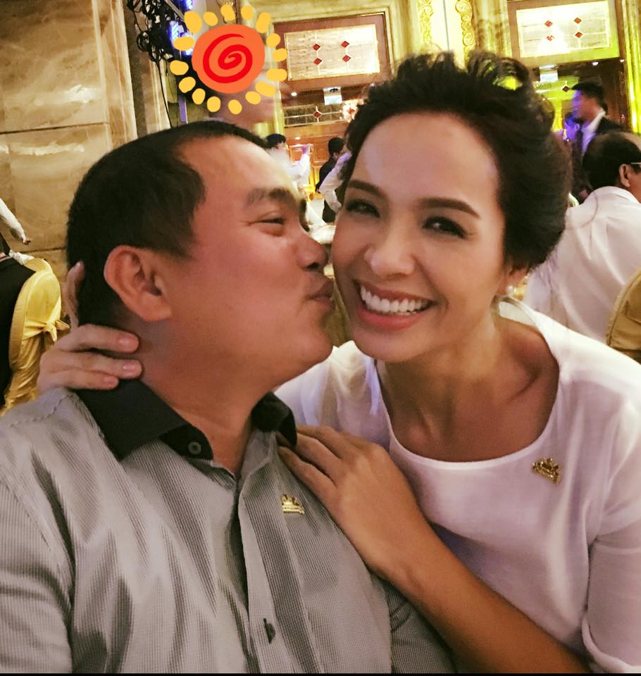 Khoảnh khắc hạnh phúc của vợ chồng Thúy Hạnh 'Cưỡng hôn' giữa chốn đông người.