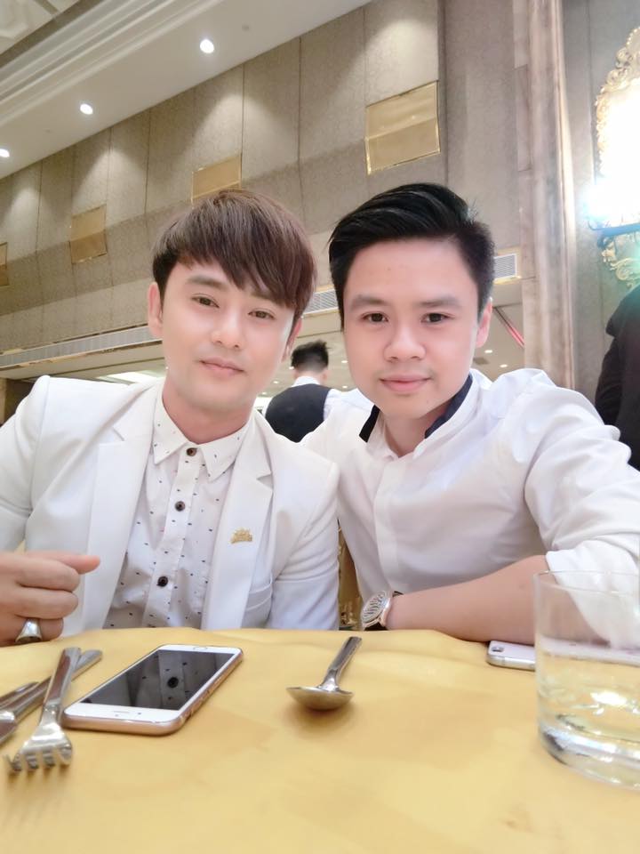 Phan Thành khoe hình chụp cùng Ưng Đại Vệ 'Đep trai thì mới có nhiều đứa iu'.