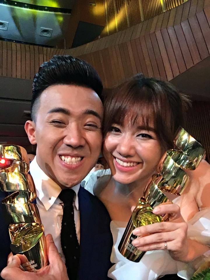 Trấn Thành và Hari Won hài hước, cười khoái chí sau khi được nhận giải thưởng.