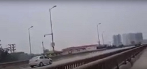 Kinh hoàng taxi phóng ngược chiều “như bay” ở đường trên cao