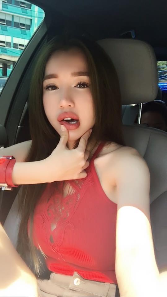 Dù đã là bà mẹ 2 con song Elly Trần vẫn rất xì tin và nhí nhảnh 'Nắng ở trong tim ngại gì mưa trên phố'.