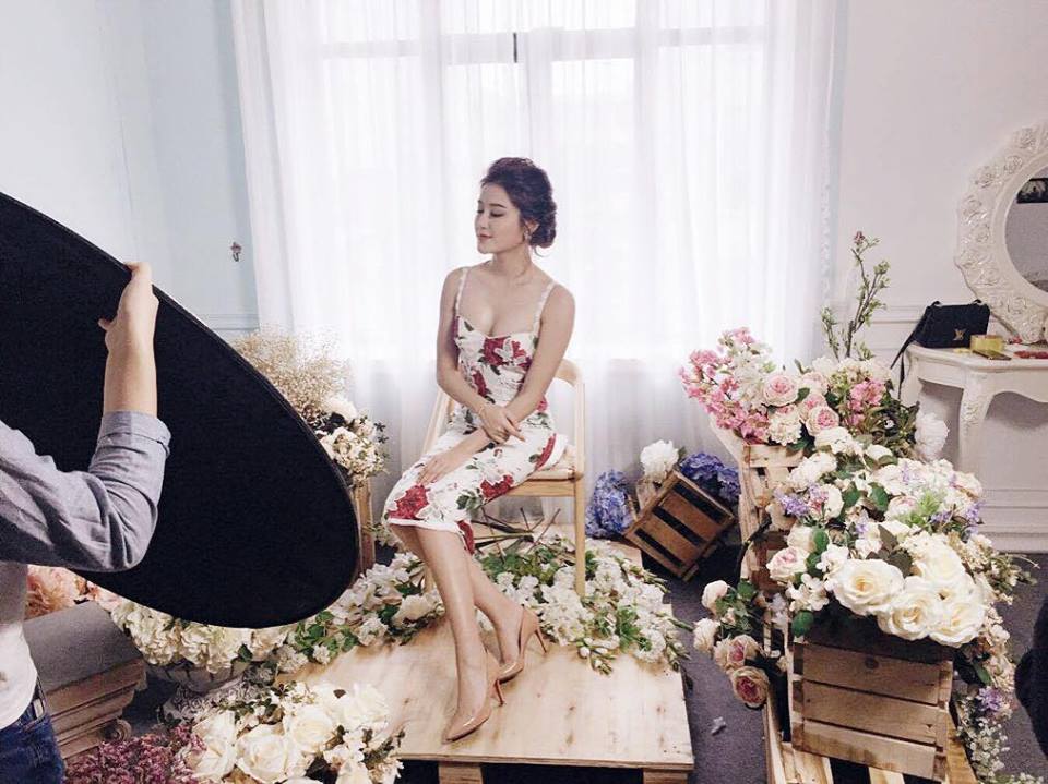 Huyền My khoe hậu trường chụp hình giữa 'vườn' đầy hoa. Trông cô không khác nào một nàng công chúa bước ra từ truyện cổ tích.