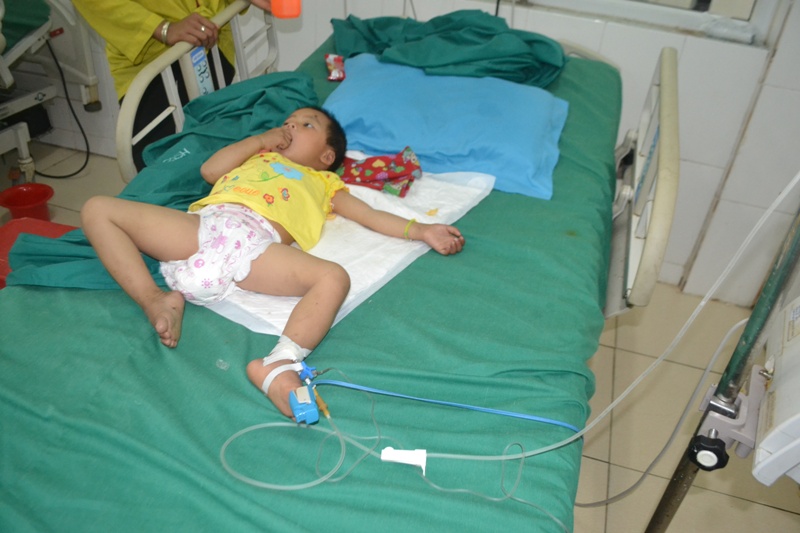 Bé gái 3 tuổi bị đạn bắn xuyên đầu