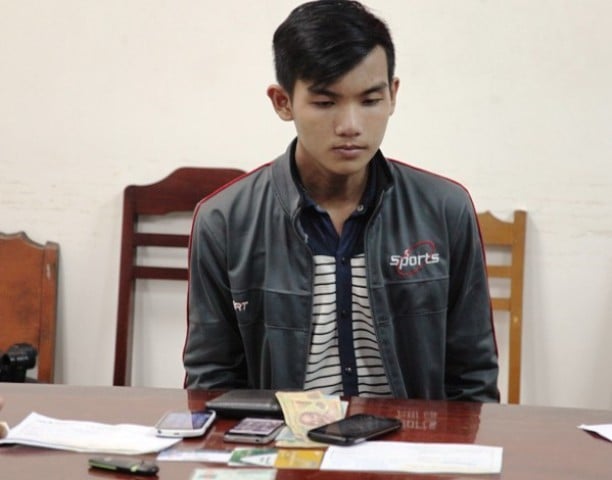 Nam sinh đại học quay lén hàng loạt nữ sinh tắm rồi tống tiền