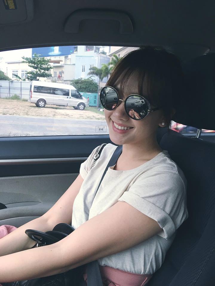 Hari Won selfile 'Đi chơi. Sắp tời ngày nghỉ. Các bạn sẽ làm gì? Hari Won thì... Vẫn làm việc như thường'.