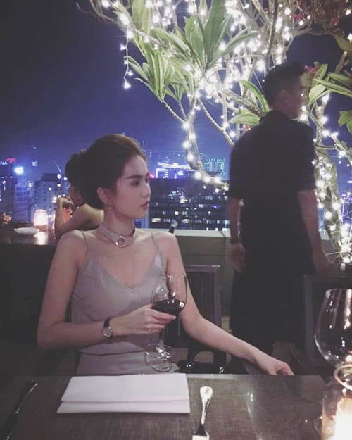 Ngọc Trinh kiêu sa trong dạ tiệc, cô viết tâm thư dài với thông điệp: 'Xách tim lên và yêu thôi!'.