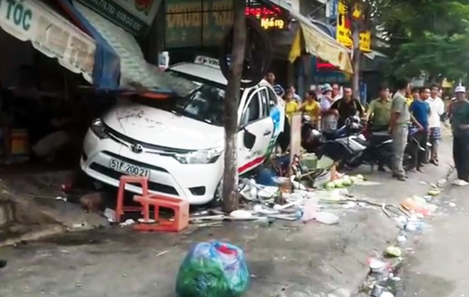 Taxi lao thẳng vào quán ăn, 5 người nguy kịch