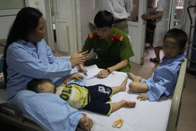 Xe khách lật xuống ruộng, bé 3 tuổi tử vong, 10 người nhập viện