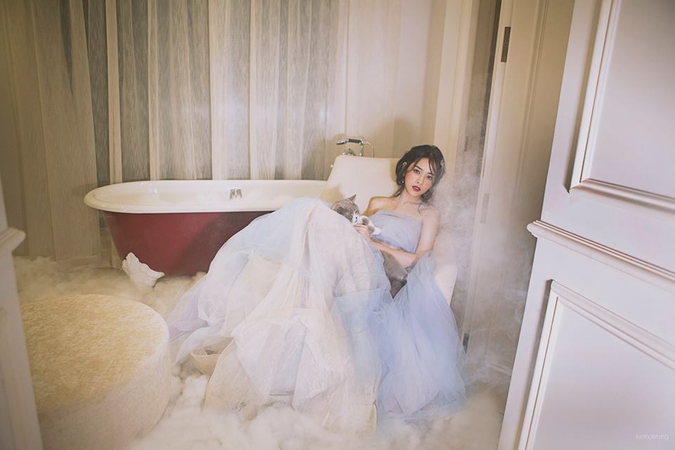 Hotgirl Chi Pu 'Lễ của em là ngồi nhà viết kịch bản phim. Đứa con này em ấp cũng 4 tháng rồi. Bao giờ hạ sinh em sẽ báo các bác. Các bác chỉ cần xem, share và ủng hộ 'cháu nó' nhiệt tình thôi ạ'.