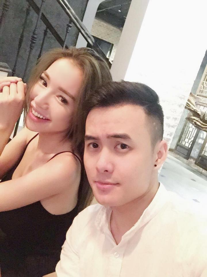 Elly Trần tình cảm cùng trai lạ kèm dòng chú thích 'Gần 2 năm chị mới có dịp trở lại Hà Nội và gặp lại các em. Lần này tuy ngồi với nhau không được lâu nhưng cũng đủ để chị gợi nhớ về khoảng thời gian nhẹ nhàng năm ấy, cái dạo Hà Nội mưa phùn bốn chúng ta đèo nhau bằng xe máy quanh quẩn khắp phố xá, nói với nhau những câu chuyện không đầu không cuối và rộn tiếng cười từ trong tâm... '.