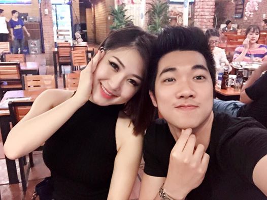 Hương Tràm selfile cùng trai lạ 'Em cũng chỉ là con cá thôi. Buồn thì khóc hay vui thì cười'.