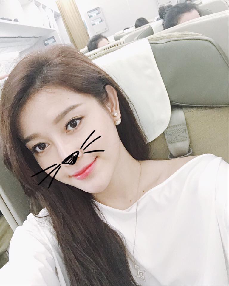 Huyền My hóm hỉnh chia sẻ về kỳ nghỉ lễ tại Hàn Quốc của mình 'Đi gặp đại uý Song Joong Ki đây này'.