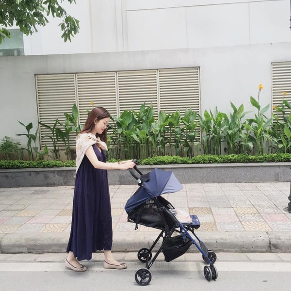 Diễn viên 'Nhật ký Vàng Anh' đi chơi cùng con trong ngày lễ và chia sẻ thêm: 'Khoai Tây chúc cả nhà nghỉ lễ vui vẻ ạ', 'Hai mẹ con cháu đi vài vòng quanh Times city rồi sang nhà cụ ngoại thôi các cô chú ạ... Cảm ơn các cô chú đã quan tâm đến mẹ con cháu ạ'.