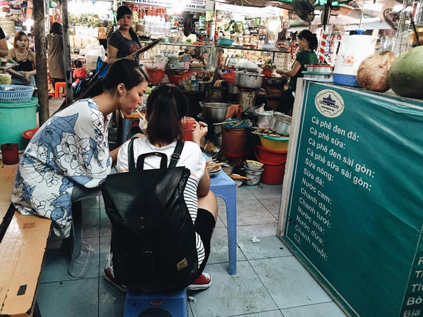 Lan Khuê viết trên trang cá nhân 'Ché và em là đôi bạn thân. Ché đi chơi, ché đi làm. Dù đi đâu thì cũng có em. P/s: Sáng ngủ dậy nó nói: 'Ché ơi ché, tối qua ché ngủ mớ, nói cái gì dính chùm với nhau em nghe không kịp, chỉ nghe được ché nói meow meow meow. Trời ơi ché ơi'.