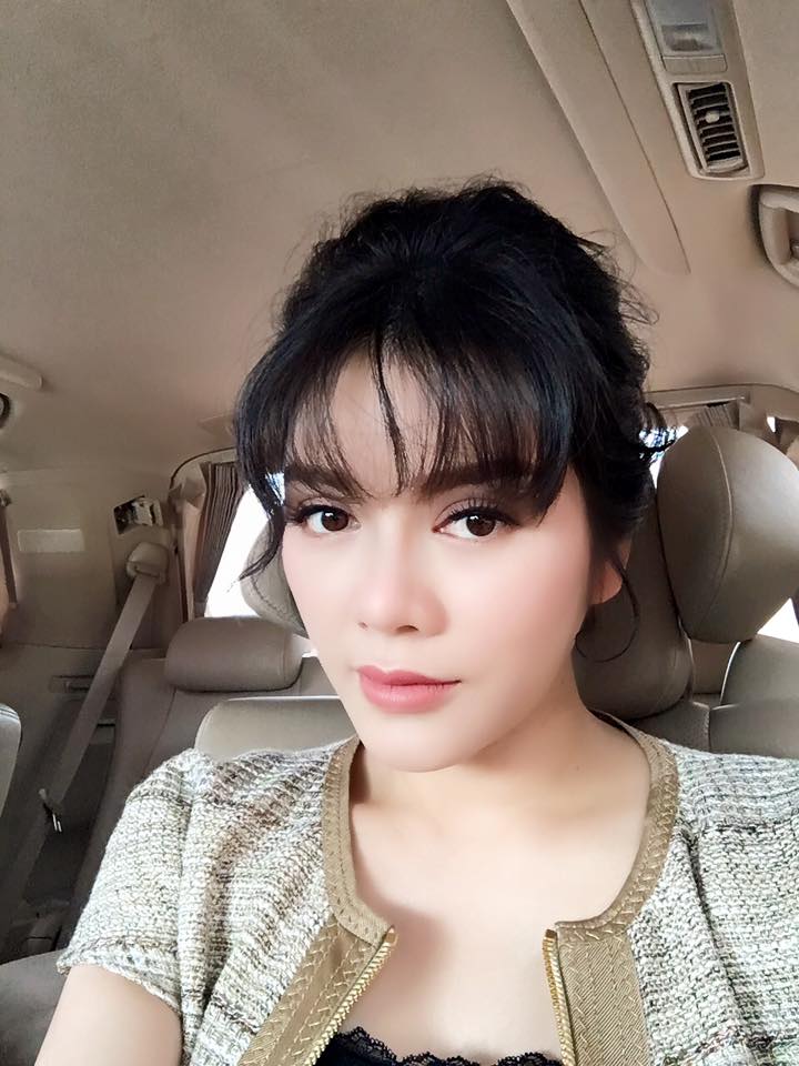 Lý Nhã Kỳ xinh đẹp 'Làm việc là hạnh phúc nên ngày lễ vẫn hạnh phúc đi làm việc' khiến nhiều người cảm thấy thích thú.