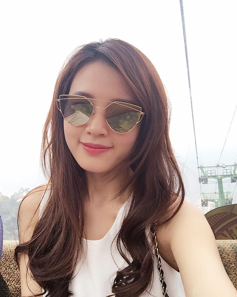 Hotgirl Midu 'Nước chảy cuối dòng thành thác nước. Người đến cùng đường người hồi sinh. Mọi sự vô thường ... Nên quay về hơi thở mà buông. Cảnh đẹp còn phía trước , hà cớ chi phải ngoảnh lại để mỏi mắt nhức đầu, cứ an yên selfie thật tươi với thiên nhiên Bà Nà thôi ^^ vậy là hạnh phúc'.