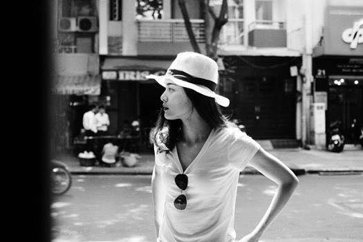 Hotgirl Hạ Vi thừa nhận 'Em vẫn cô đơn trong cuộc vui nhiều người'.