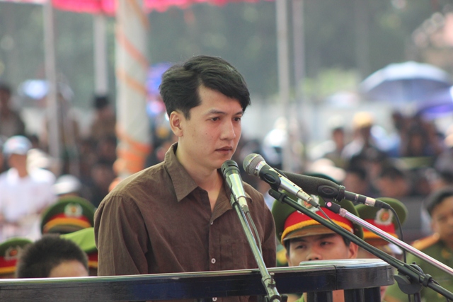 Nguyễn Hải Dương khoanh tay, khóc xin lỗi mẹ Vũ Văn Tiến