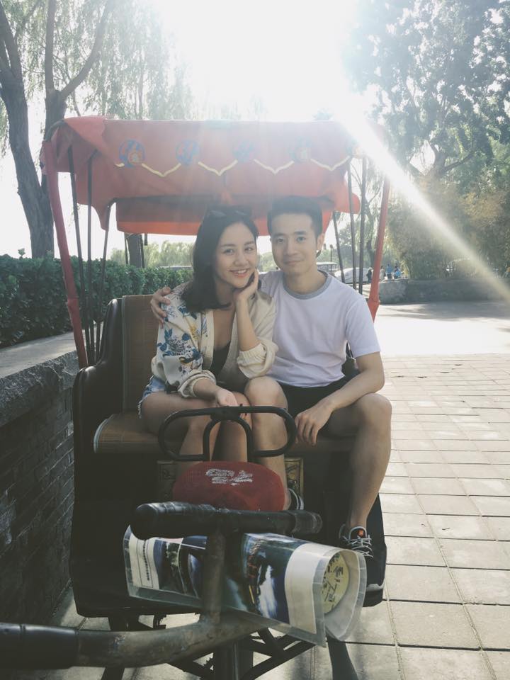 Văn Mai Hương selfile bên chàng trai lạ mặt sau cuộc 'khẩu chiến' với Lê Minh Mẫn.