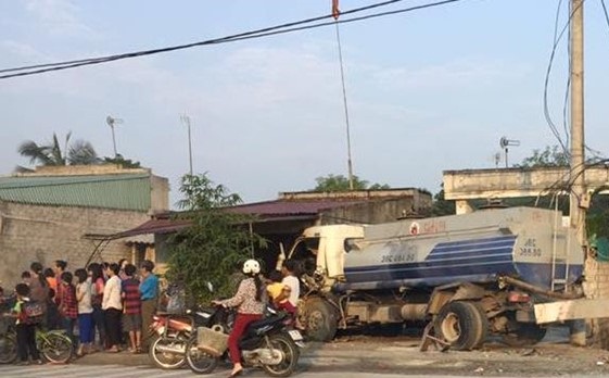 Thương tâm một phụ nữ bị ô tô đâm chết ở trong nhà