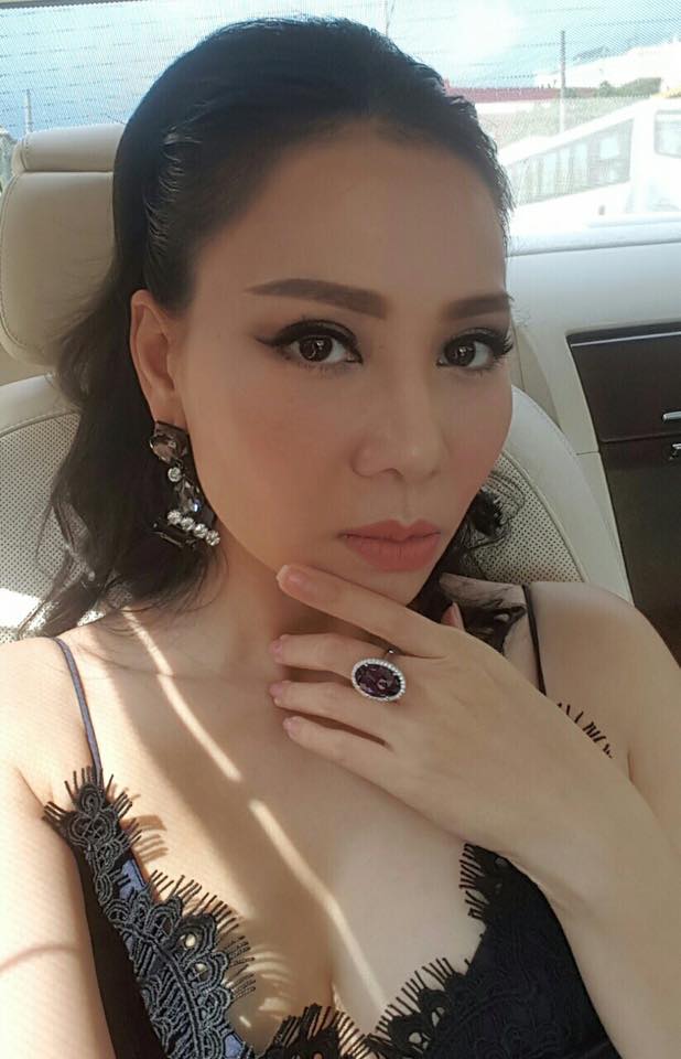 Thu Minh biểu cảm hài hước 'Trên đường đến Idol, hôm nay tự mình thấy mình hơi lạ, chắc do 'quánh kấp '...mặt trông V Line ghê'.