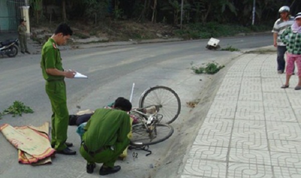 Ô tô tông chết 1 phụ nữ nghèo bán trà đá rồi bỏ chạy