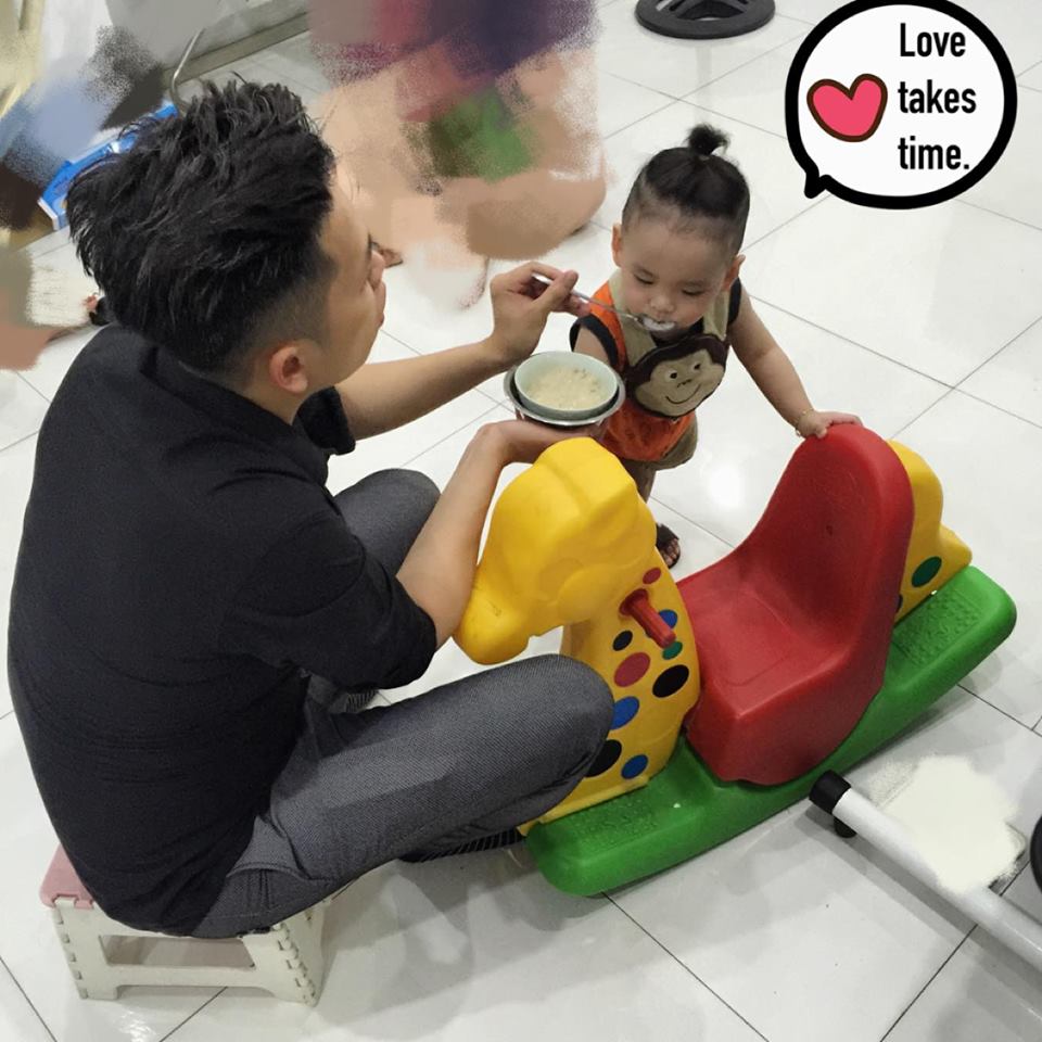 Diễm Hương hào hứng khoe 'Nè nha anh bạn lớn, làm sếp ở công ty thì làm, hét ra lửa với nhân viên thì kệ. Đã có Noah thì cứ phải gọi: Ba nghe con trai. Măm măm!'.