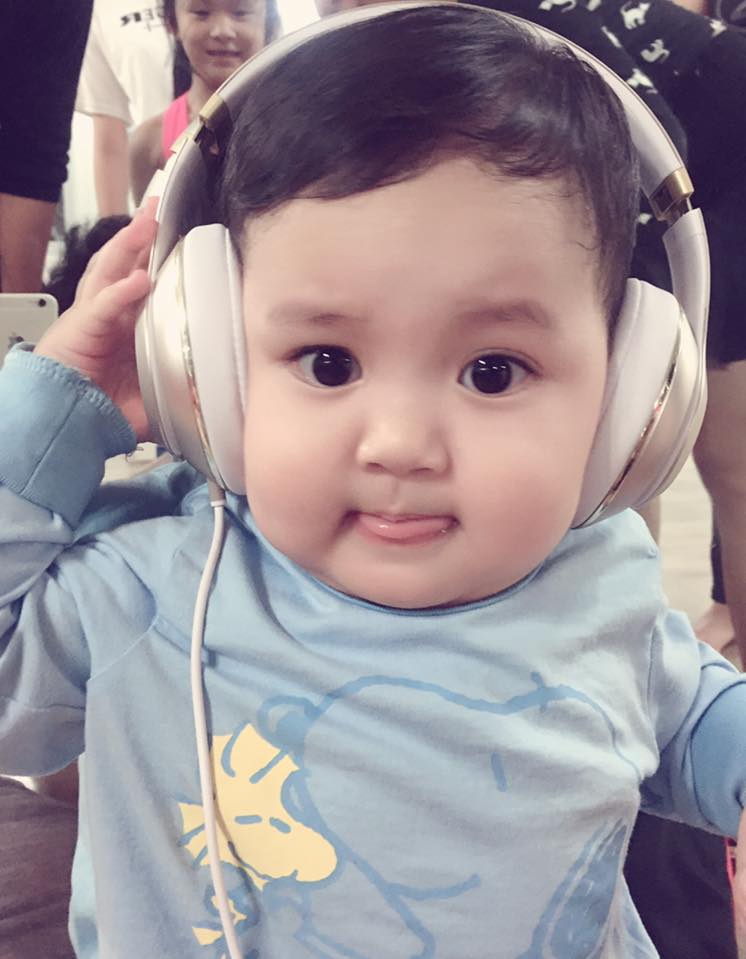 Khánh Thi khoe ảnh con trai cưng bé bỏng 'Em nghe nhạc mẹ Kathy hát. Cố lên cô gái nhỏ!'.
