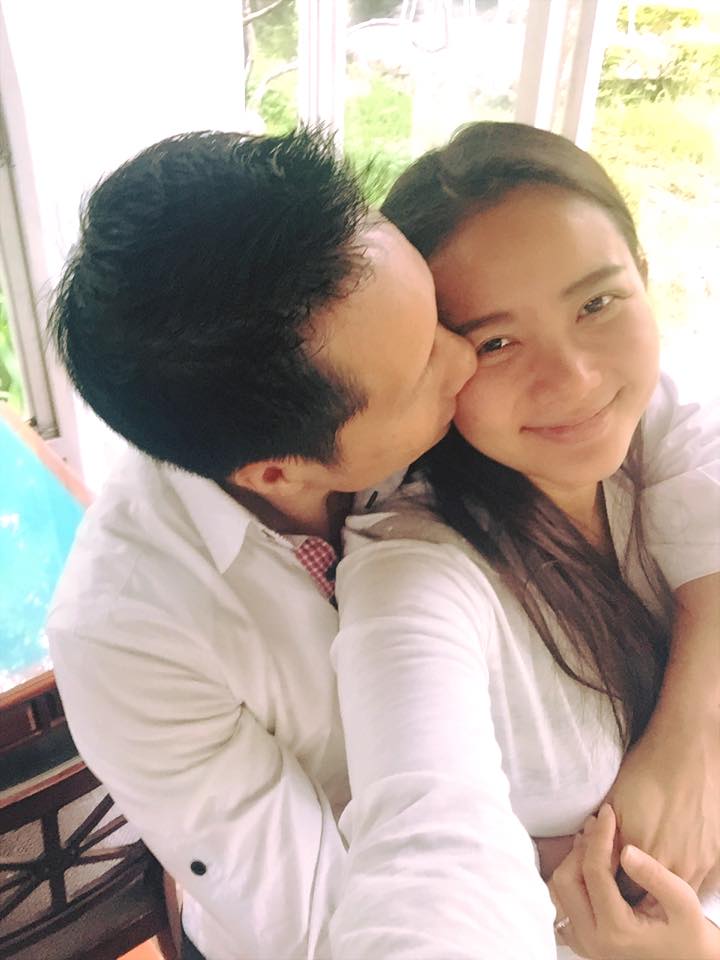 Phan Như Thảo hạnh phúc khoe ảnh được ông xã - đại gia Nguyễn Đức An hôn má đầy phấn khích.