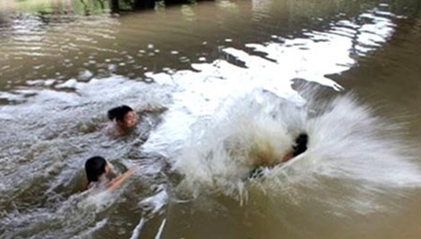 Tắm kênh giữa trưa, 3 học sinh lớp 1 chết đuối thương tâm