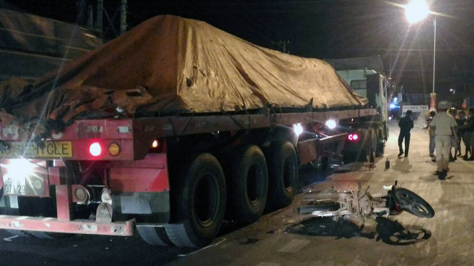 Tông phải chó, cha bị thương nặng, con 4 tuổi chết thảm