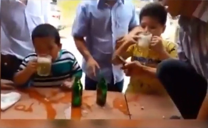 Phẫn nộ cảnh người lớn ép 2 trẻ nhỏ uống bia thi