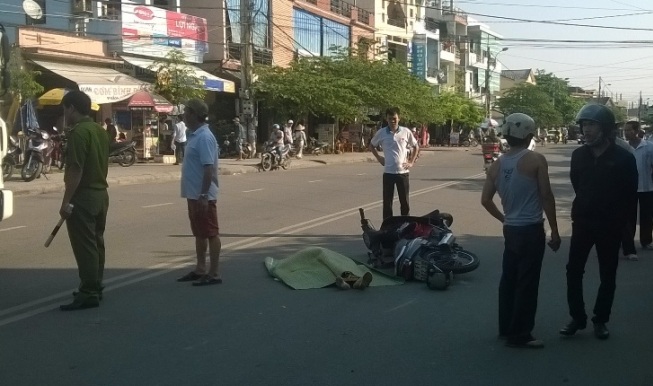 Hai bà cụ dắt nhau qua đường, một người bị xe máy đâm chết