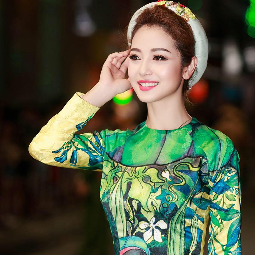 Jennifer Phạm đoan trang, xinh đẹp trong tà áo dài truyền thống.