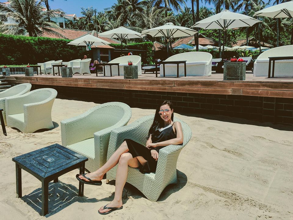 Hoa hậu Kỳ Duyên hân hoan chia sẻ 'Những ngày tháng tươi đẹp ...Hè rồi nên là facebook của Duyên phải tươi và xanh ngay. Nếu mà cả nhà cần 1 nơi yên tĩnh đẹp xinh trong lành để đi nghỉ cùng người thân và Shbet111 slot, casino, thể thao, xổ số Mũi Né - Phan Thiết là số 1 đó'.