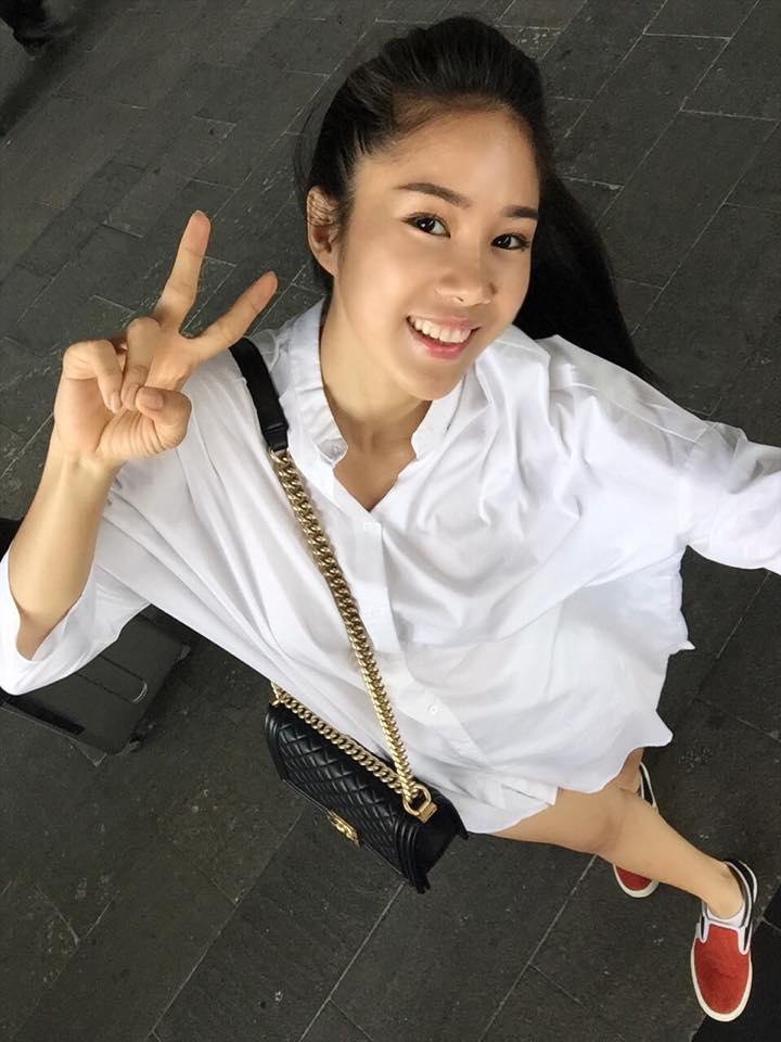 Lê Phương 'Có 3 thứ trong đời, đừng nên tiếc nuối: Người Bạn không xứng đáng. Tình yêu đã ra đi. Ngày hôm qua. Em lại bay đây, 'tuổi thanh xuân cứ như mây trời'!'.