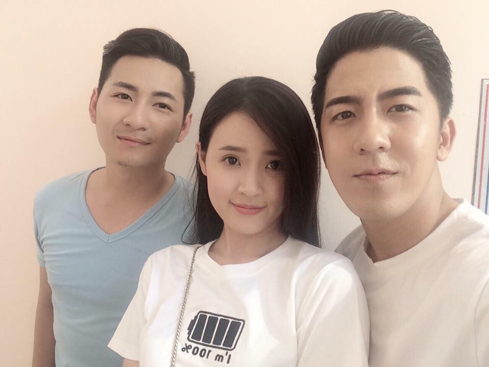 Hotgirl Midu hào hứng khoe '2 đệ của Du trên film nha. Ngoài đời cũng đệ luôn'.