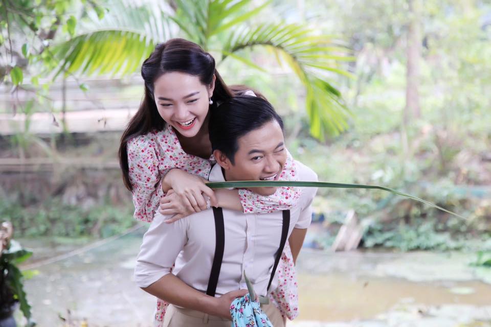 Qúy Bình điển trai, cõng Minh Hằng xinh gái khi nữ diễn viên diện áo dài hoa bắt mắt càng làm dấy lên nghi án 'phim giả tình thật' giữa hai người.