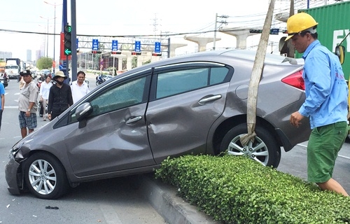 Đôi nam nữ tuyệt vọng kêu cứu trong ô tô bị húc văng 10 mét