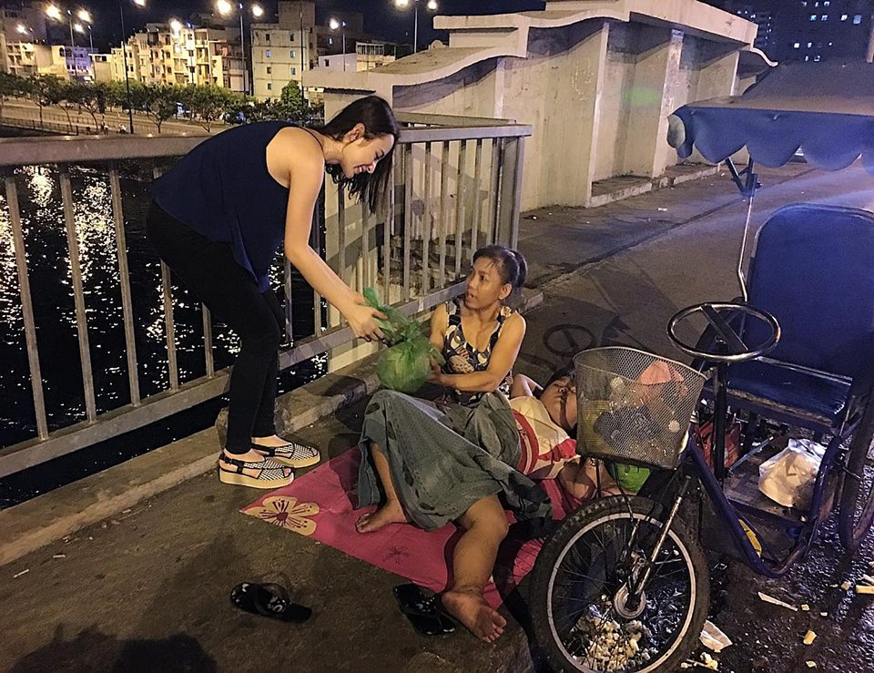 Angela Phương Trinh 'Đầu tuần dù cho bận rộn thế nào thì Trinh vẫn tranh thủ cùng em Huỳnh Phương Duy làm 1 công việc quen thuộc là mang niềm vui nho nhỏ đến với các cô chú, anh chị... bắt gặp trên đường phố Sài Gòn...Những nụ cười này là động lực để Trinh dặn mình phải luôn cố gắng hơn nữa. Sau khi đi xong, bé cũng không quen lao vào phòng tập để chuẩn bị cho một ngoại hình thật đẹp để chuẩn bị đi Pháp dự LHP Cannes đang đến gần'.