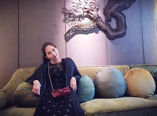 Hoa hậu Thu Thảo trích dẫn sâu sắc dưới bức ảnh xinh đẹp, thảnh thơi 'Thay thế sự khâm phục bằng sự ghen tị thường là không giải quyết được gì, ngoài việc sự ghen tị sẽ quay lại đầu độc và thôn tính chính mình' (Con chó nhỏ mang giỏ hoa hồng - Nguyễn Nhật Ánh)'.