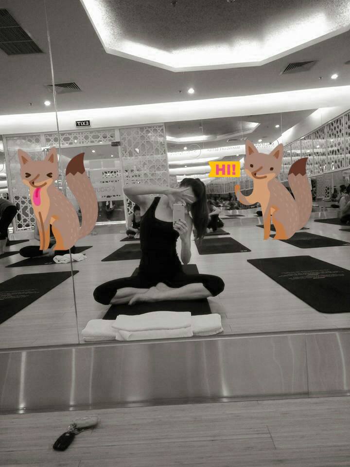 Hồ Ngọc Hà hài hước khoe 'phải đổi yoga vào giờ đêm rùi... the Face hy vọng má lúc nào cũng hây hây'.