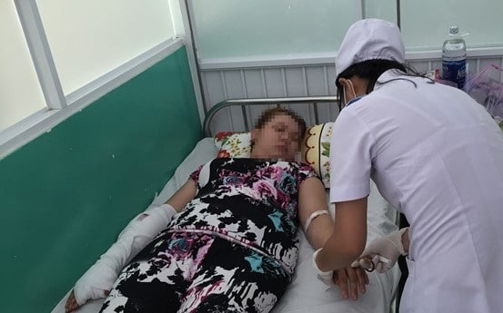 Một phụ nữ bị côn đồ lao vào nhà chém trọng thương