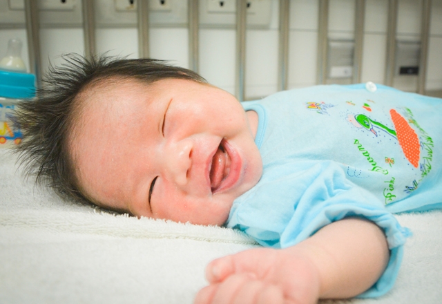 Bé gái 2 ngày tuổi bị bỏ rơi ở bệnh viện kèm 1,5 triệu đồng