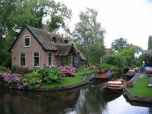 Với khung cảnh tĩnh lặng và yên bình nơi đây, bạn dường như cảm nhận được cả chính hơi thở của mình và thời gian nơi đây như đã ngưng lại.